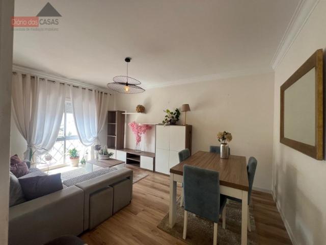 Arrenda se Apartamento T3 com sótão e garagem