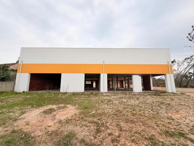 ARRENDA SE ARMAZÉM COMERCIAL COM GRANDE POTENCIAL DE RENTABILIDADE