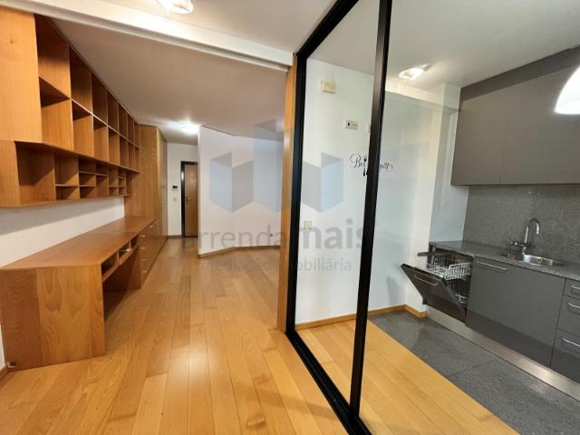Arrenda se Estúdio mobilado e equipado inserido no Condominio Mondego Residence, Quinta da Portela, em Coimbra