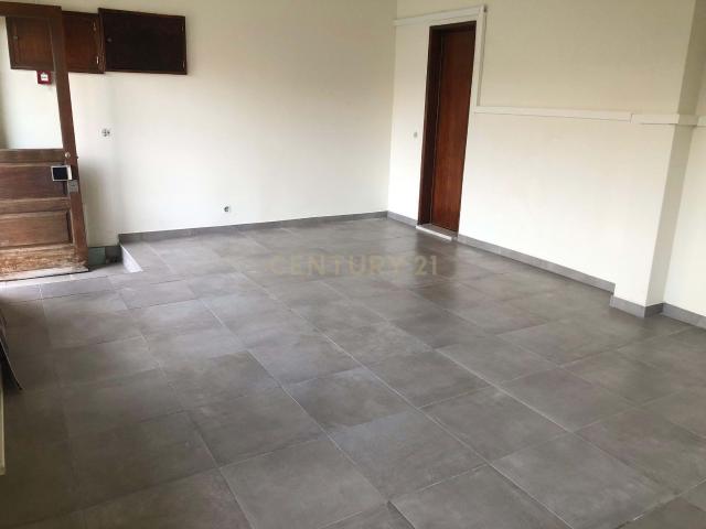 Arrenda se Loja Comercial com 30m² em Queijas