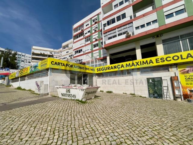 Arrenda se loja renovada e ampla para comércio e/ou serviços | Centro Sul, em Almada