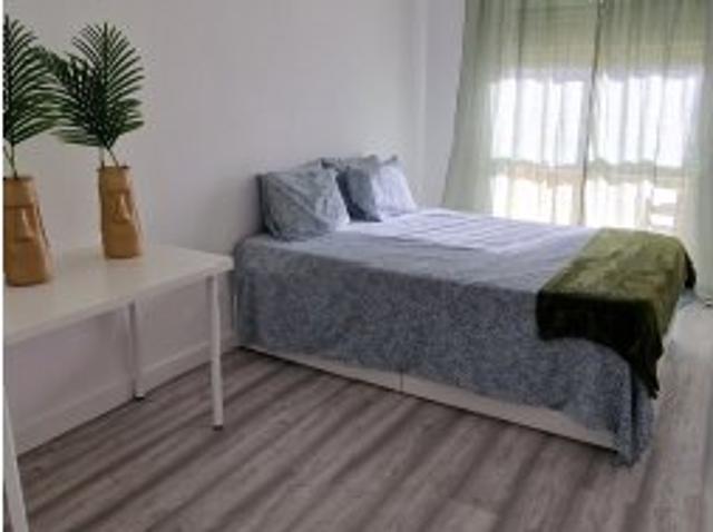 Arrenda se quarto em apartamento T5 na Costa Da Caparica