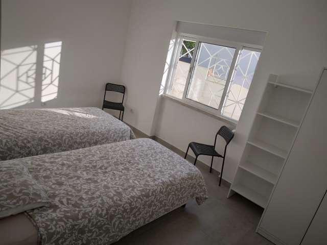 Arrenda se quarto em apartamento T6 na Costa Da Caparica