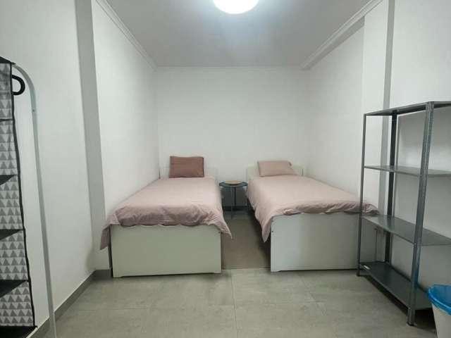 Arrenda se quarto em apartamento T6 na Costa Da Caparica