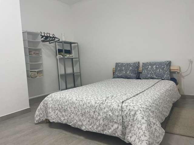 Arrenda se quarto em apartamento T6 na Costa Da Caparica