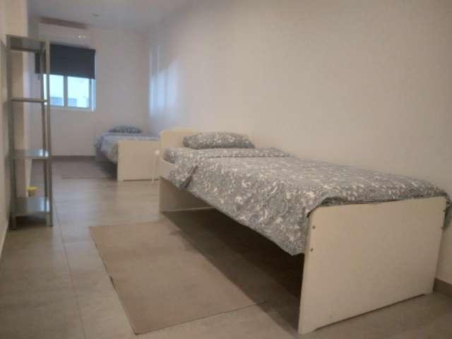 Arrenda se quarto em apartamento T6 na Costa Da Caparica