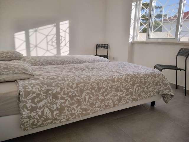 Arrenda se quarto em apartamento T6 na Costa Da Caparica