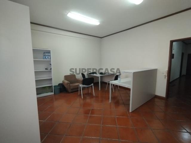 ARRENDA SE Sala comercial Escritório mobilado no centro de Águeda