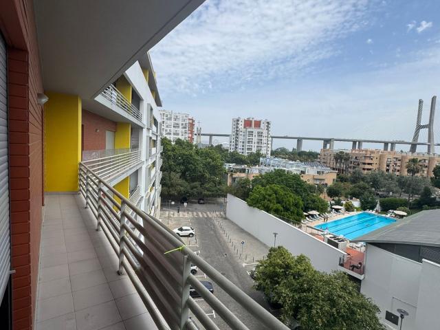 Arrenda se T3 em condomínio fechado, no Parque das Nações