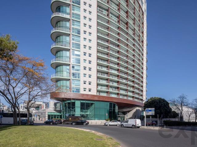 Arrenda T4 Duplex 3 Suites, 3 estacionamentos e arrecadação na Torre São Gabriel, Parque das Nações Expo Centro, Lisboa