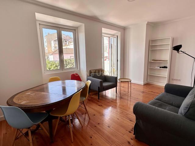 Arrenda T2 Mobilado e Equipado com Vista Rio | Graça, Lisboa