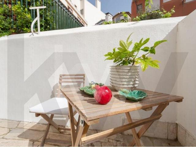 ARRENDAMOS | T2 | CAVE | ALCANTARA | REMODELADO A ESTREAR | COM PÁTIO de 49m2
