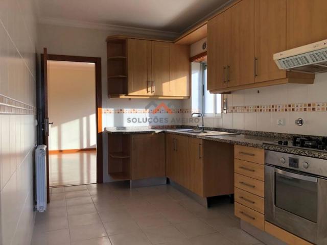 ARRENDAMENTO: Apartamento T2 em Esgueira!