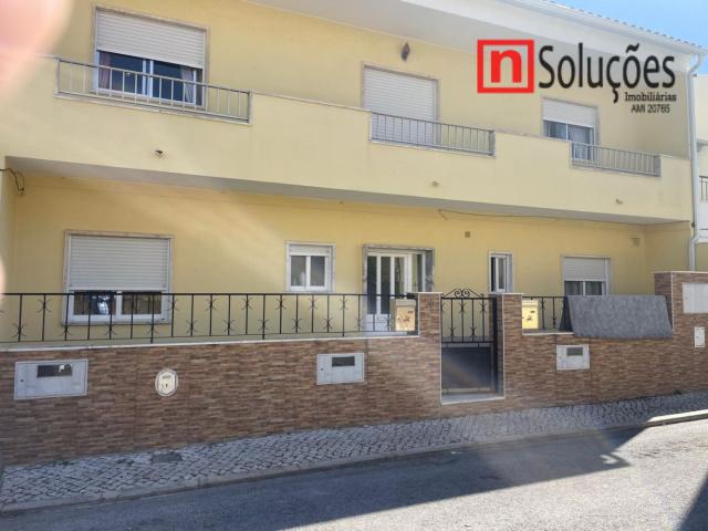 Arrendamento Apartamento T4 num andar de Moradia, N50, Bairro das Courelas, Sta Iria Azoia