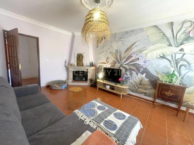 Apartamento T2 Mobilado | perto da NOVA FCT | Ideal para Professores e Investigadores