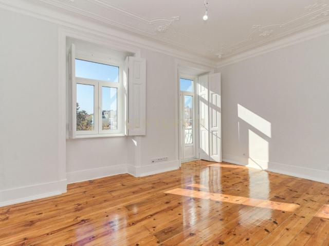Arrendamento de apartamento T3+1 totalmente remodelado na Av. Almirante Reis Lisboa