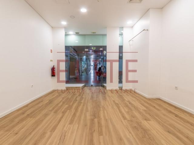 Arrendamento de espaço comercial no Shopping Center Massamá