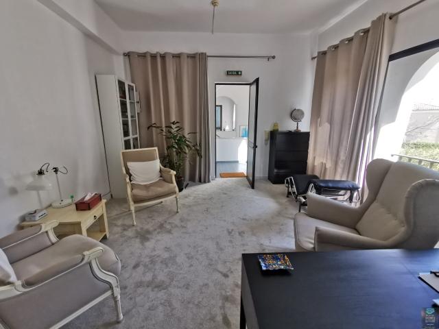 Arrendamento de Loja / escritório / Consultório no Centro Comercial Santa terezinha, nos Montes de Alvor
