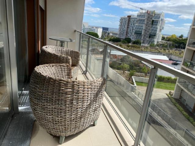 ARRENDAMENTO * T1 com varanda e vista rio no Condomínio Metrocity no Parque das Nações