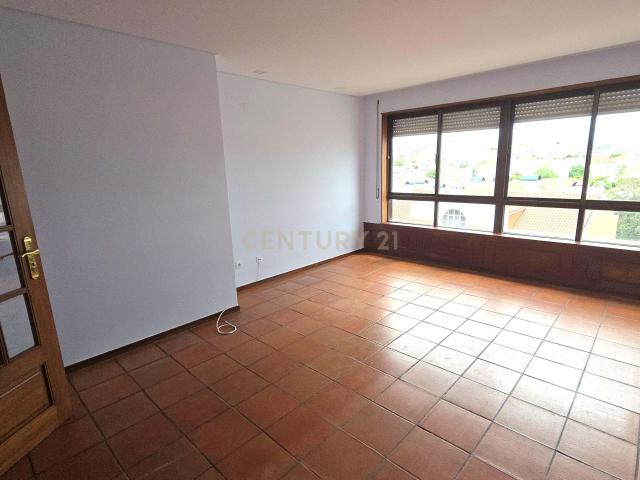 Arrendamento T3 com sótão, garagem e arrumo Rua Padre Manuel da Nóbrega Celas Coimbra
