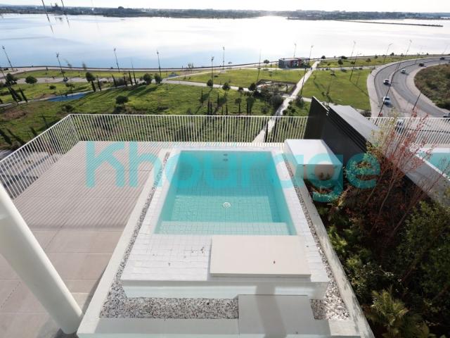 Arrendamento T3 Duplex com piscina privada, frente rio e estacionamento