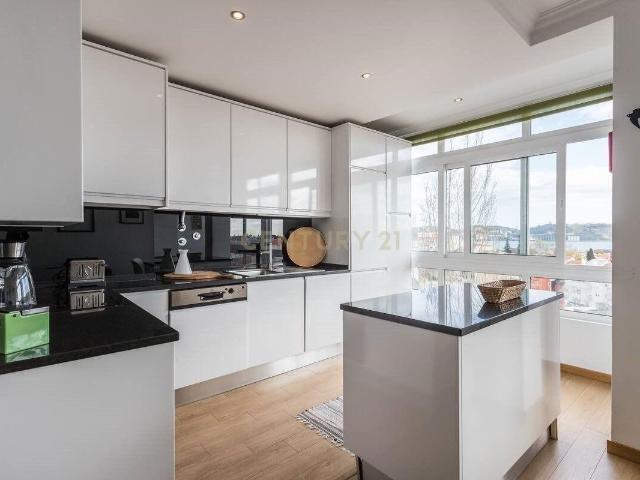 Arrendamento – T3 Remodelado com Vista Rio | Alcântara, Lisboa