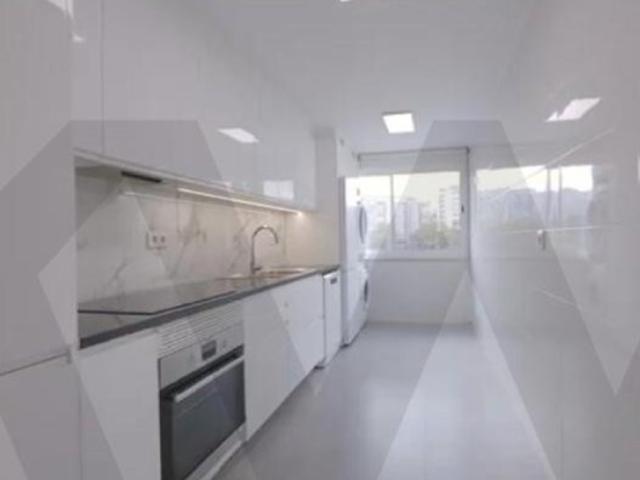 Arrendamento T3 remodelado junto Metro Colégio Militar e C. C. Colombo