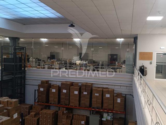 Arrendar Armazém e escritorio 1700m2 excelentes condições, em Sintra