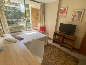 Arriendo tranquila y amplia habitación con baño privado, a dos cuadras de metro Colón