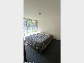 ARRIENDO AMPLIA HABITACIÓN CON CAMA QUEEN Y BAÑO PRIVADO EN BARRIO BELLAVISTA