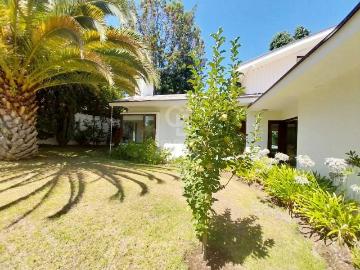 Arriendo de Casas en Las Condes | 1.180 mt2 de terreno en San Carlos de Apoquindo 5 Dormitorios por CLF 130.00