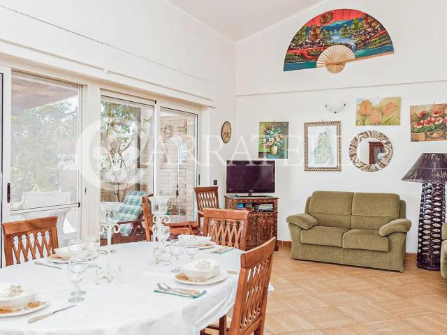 Arroccata sulle colline che abbracciano la costa ionica cala. 176m² Stalettì