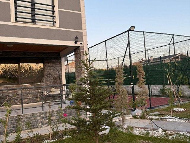 Arsa bizim işimiz,güvenlikli özel sitede 5 ayrı arsa,dogalgazlı Otobüs önünden geciyor,asfalt yol
