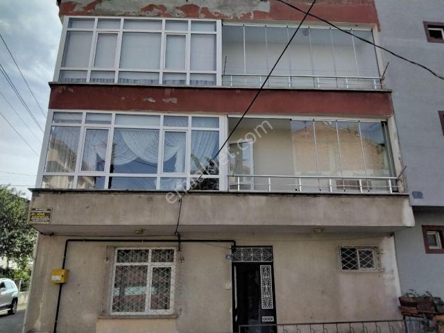 Karamanoğlu Emlak'tan Şehrin Merkezinde Arsasıyla Beraber 3 Daire, Üç Katlı Bina