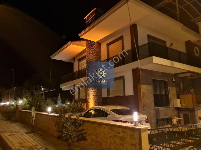 Arsenden Servergazide Bahçeli Havuzlu 5+3 Satılık Villa