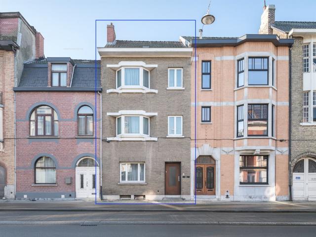 Art deco woning met ruime tuin en groot potentieel