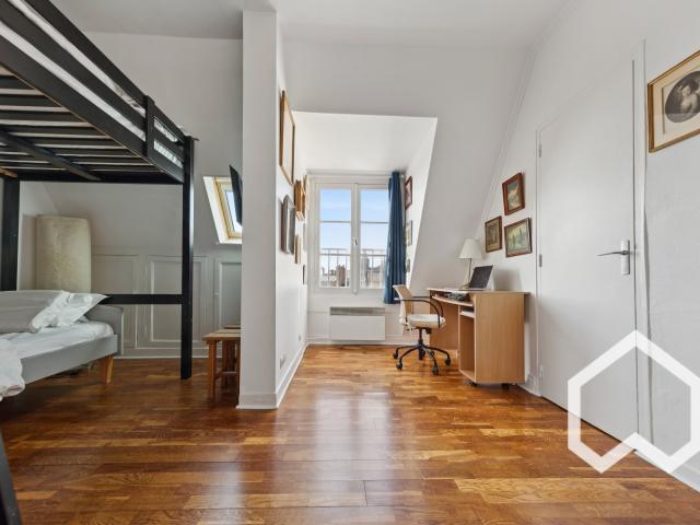 Artist's studio in the Golden Triangle — George V, Paris 8e