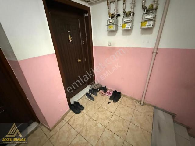 Arzu Emlak'tan Gazi Mah.satılık 1+1 Toprak Hisseli Ara Kat Daire