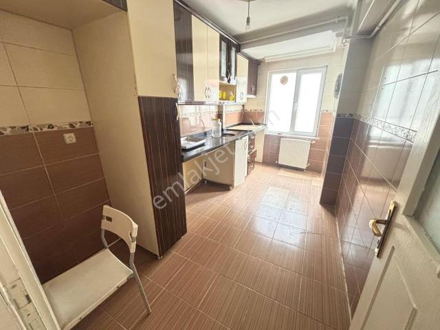 Arzu Emlaktan Satılık İki Balkonlu 2+1 1.kat 90 M2 Daire
