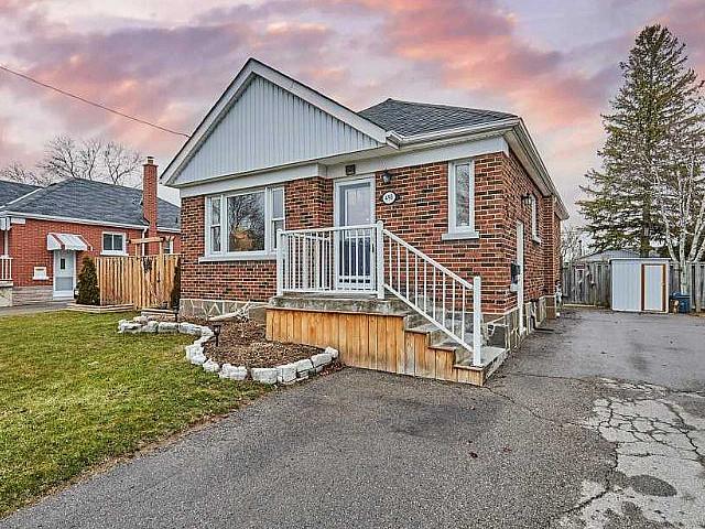 ➡awesome 2+2 Bedroom Bungalow W/pool & Fin Bsmt W/ Sep Entrance!