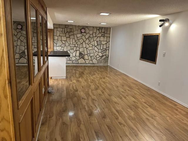 Awesome 2 BR, like new inside, big windows, separate entrance, HUGE PARKING