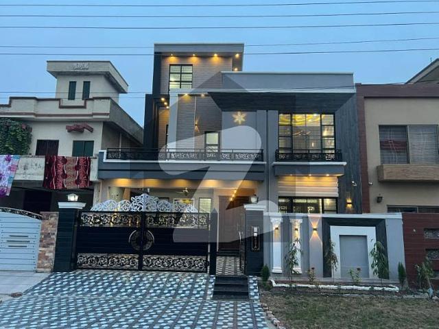 At 80 feet road 10 Marla House Near Mosque And School In A Block Central Park Lahore