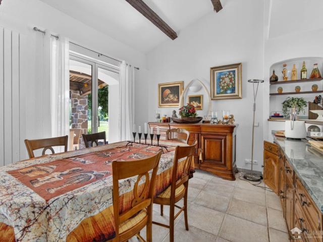 At the heart of a preserved natural environment between Puge. 425m² Roquebrune Sur Argens