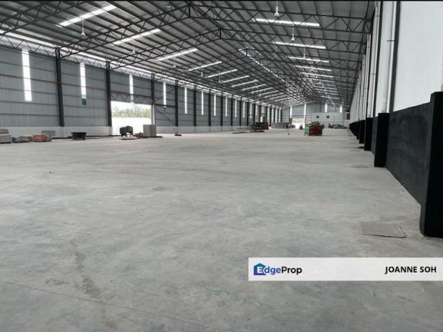 Warehouse at Bukit raja industrial park with 1acre land for sale!