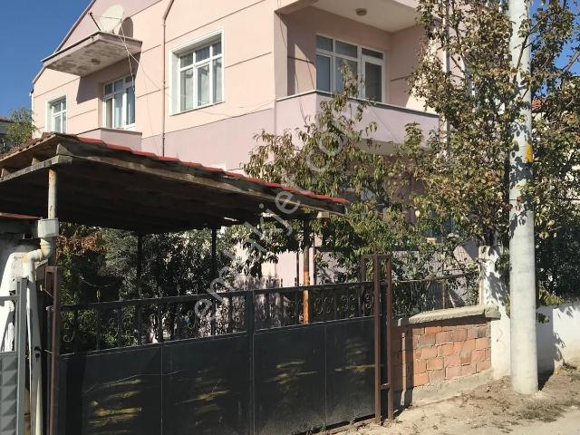 Atatürk Mahallesi Lise Yolunda Satilik Ev