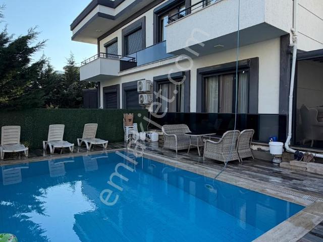 Atatürk Mahallesinde Müstakil Havuzlu Tripleks Villa