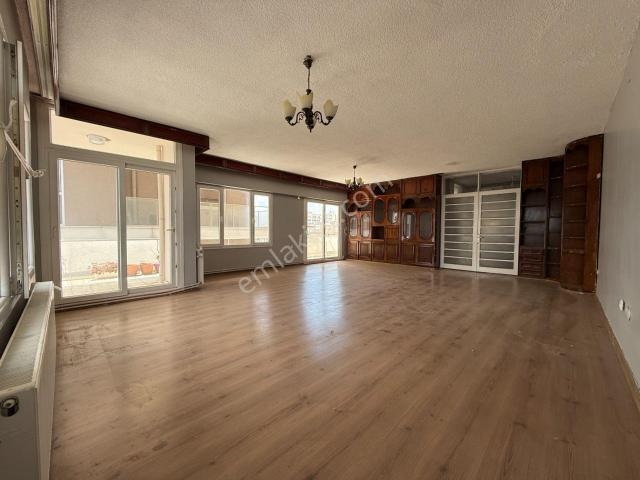 Atatürk Caddesinde 3+1+kiler 180 M2 Doğalgazlı Kiralık Daire