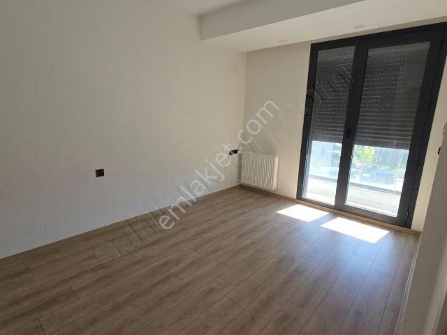 Ataşehir Gayda Vera Sitesi Ön Cephe Satılık 2+1 Daire