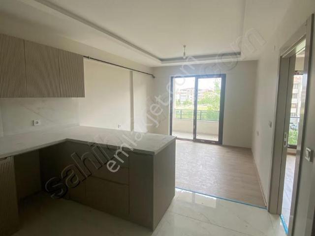 Ataşehir Kanal Boyunda Kombili Cam Balkonlu Lüx 1+1