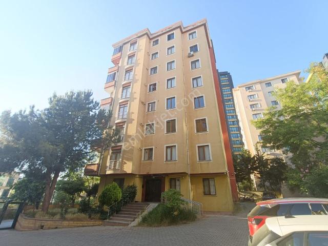 Ataşehir'de | Siteiçi | Metroya Yakın | Komple Tadilatlı | Satılık Geniş Daire